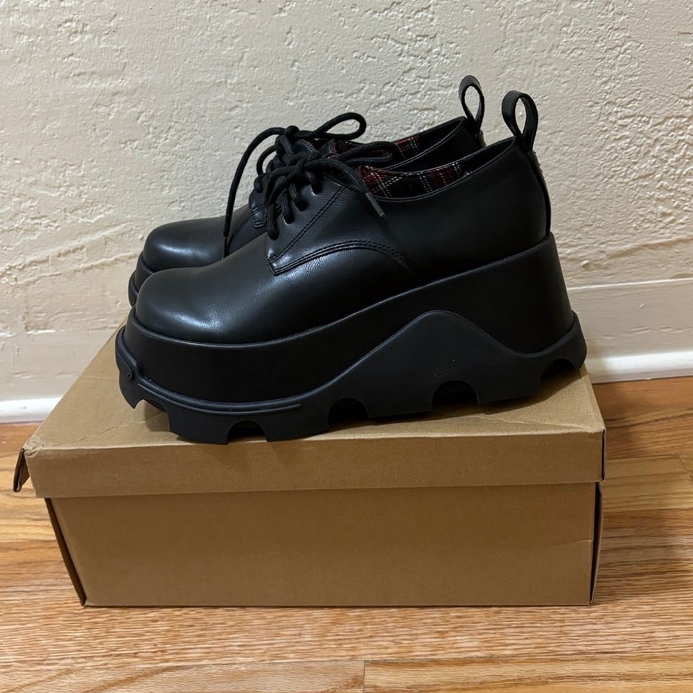 Charles and Keith NEW Platform Shoes women Size 7, Black